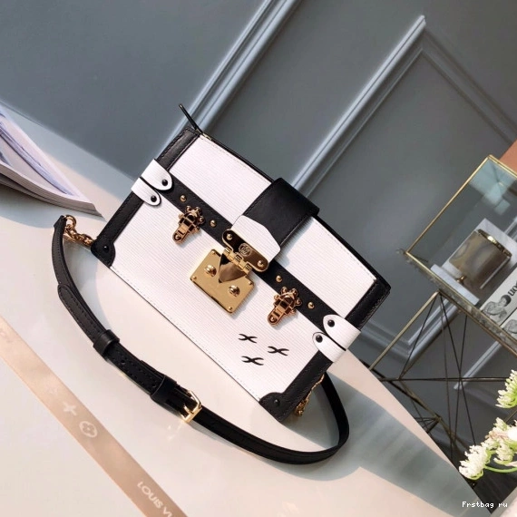 First bag ru Louis Vuitton CHANELUTCH TRUNK 0805